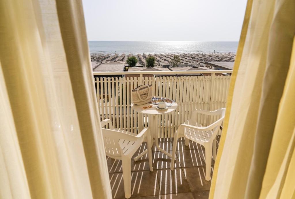 Hotel Byron Milano Marittima Bagian luar foto