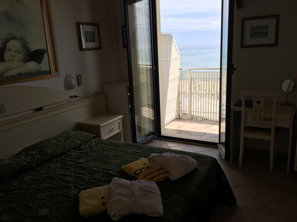 Hotel Byron Milano Marittima Bagian luar foto