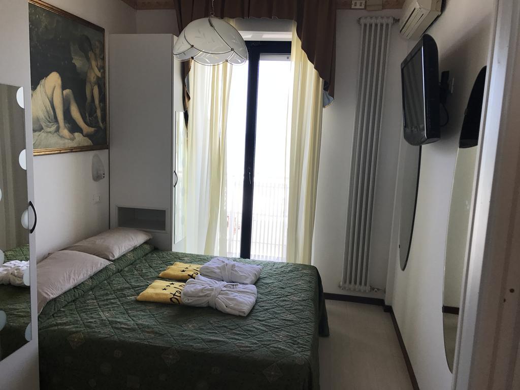 Hotel Byron Milano Marittima Bagian luar foto