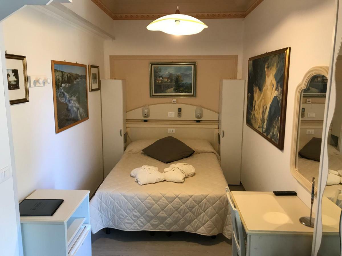 Hotel Byron Milano Marittima Bagian luar foto