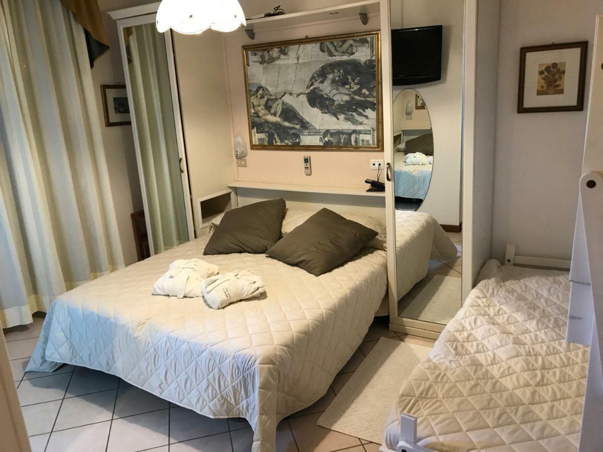 Hotel Byron Milano Marittima Bagian luar foto