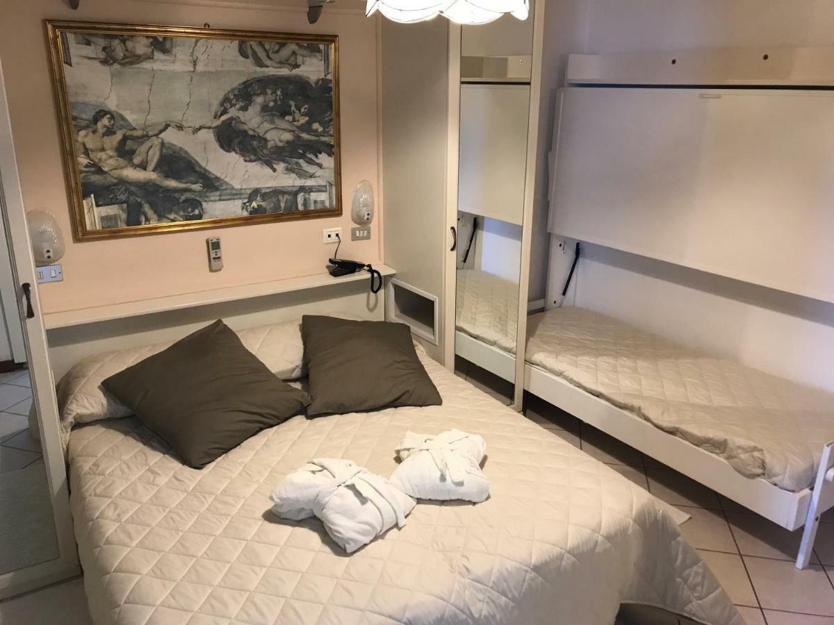 Hotel Byron Milano Marittima Bagian luar foto