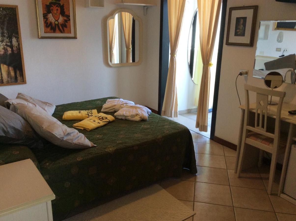 Hotel Byron Milano Marittima Bagian luar foto
