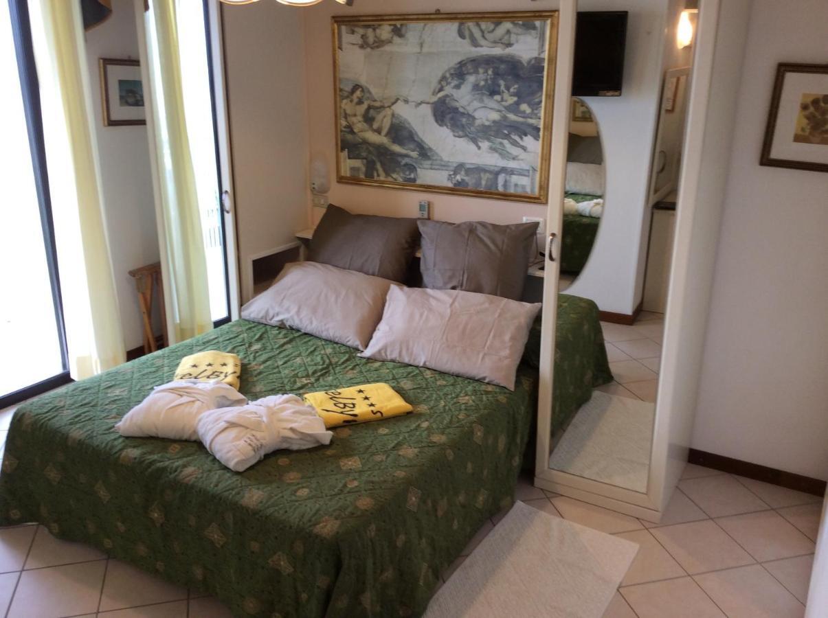 Hotel Byron Milano Marittima Bagian luar foto